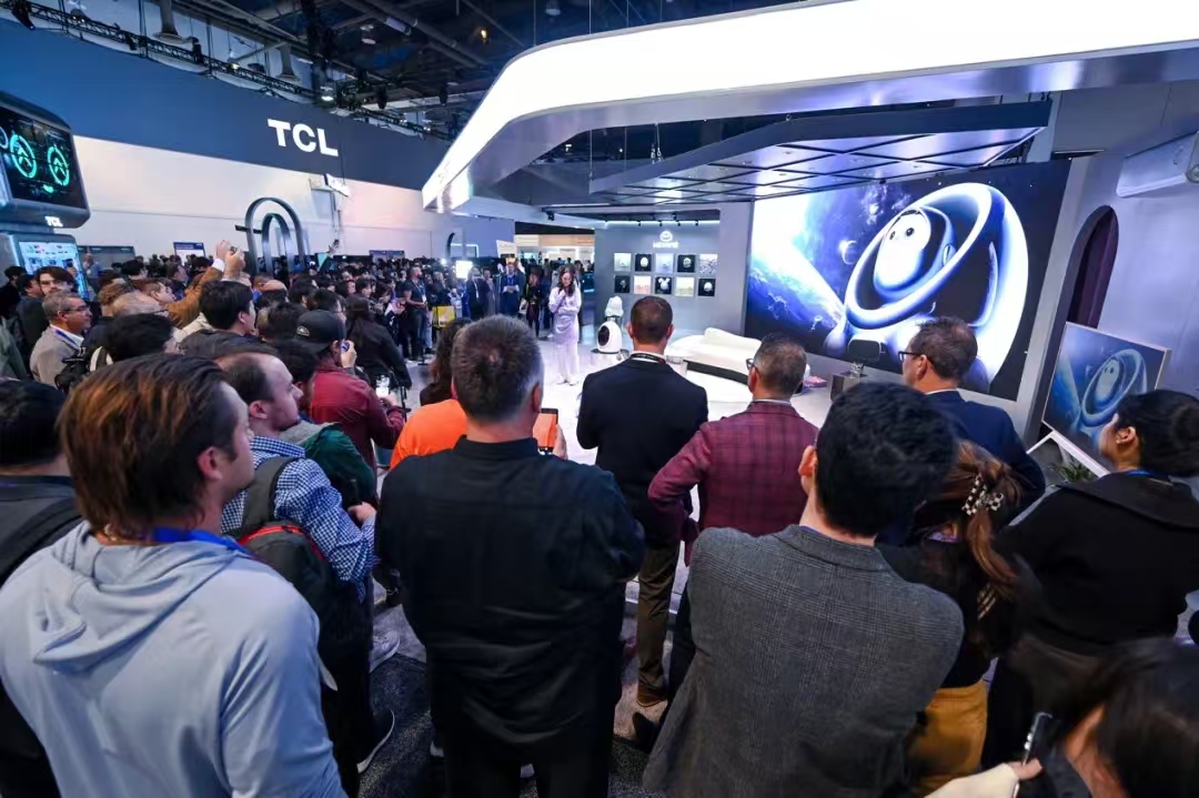 正式亮相CES 2025！z6.com助力TCL打造世界首款分体式陪伴机器人Ai Me